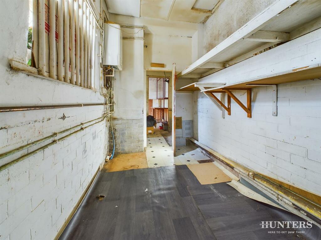 4 bed Commercial Property