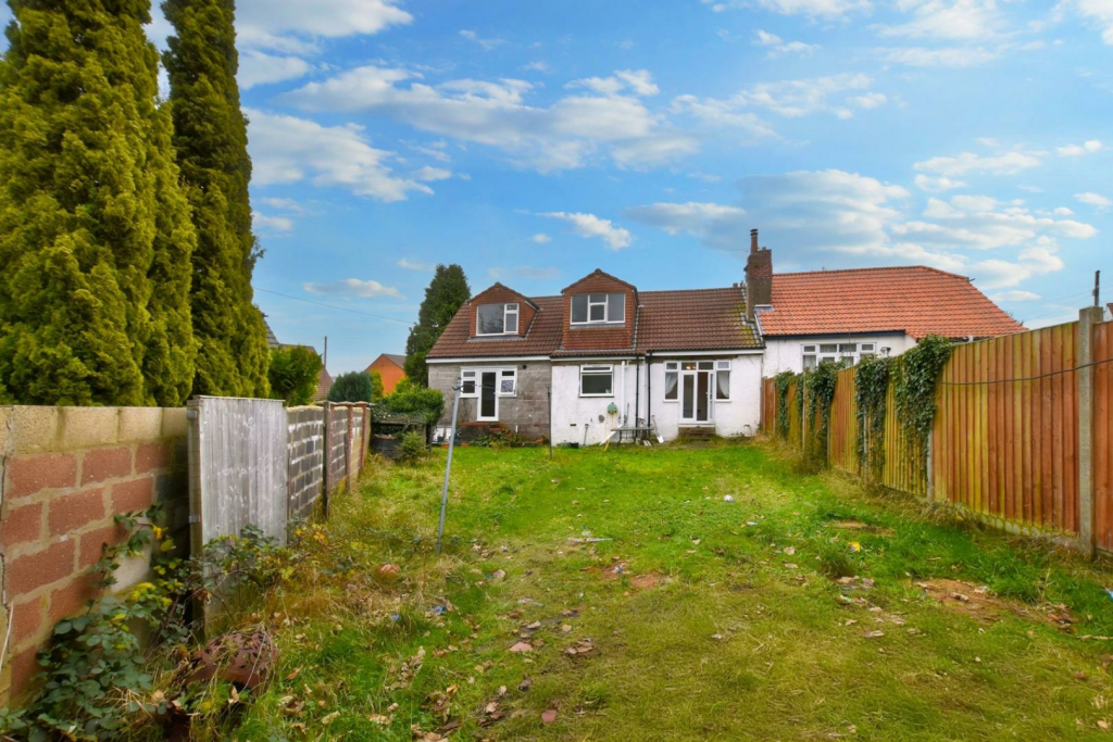 4 bed Semi-Detached Bungalow