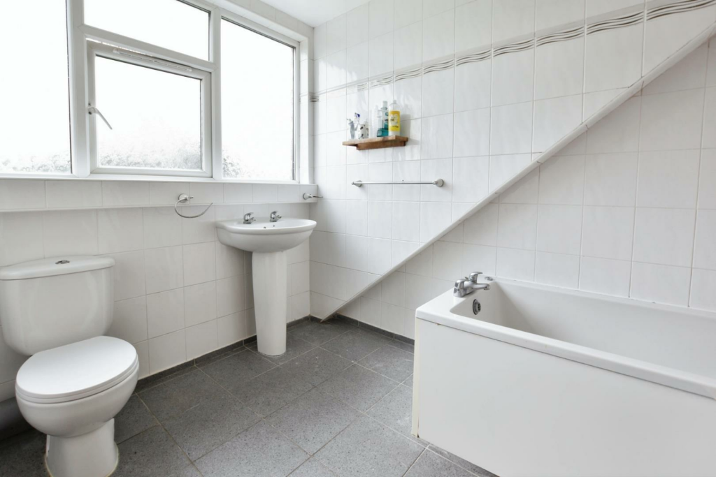 4 bed Semi-Detached Bungalow