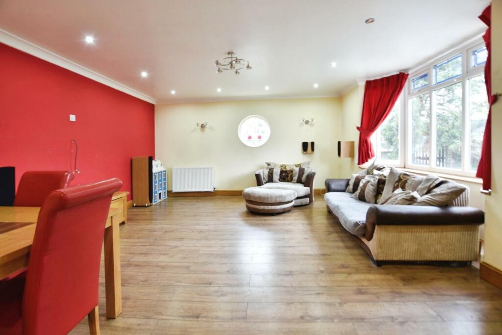 4 bed Semi-Detached Bungalow