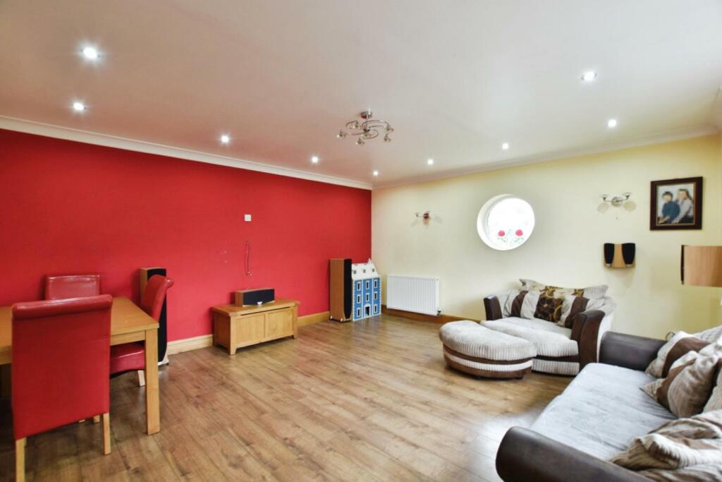 4 bed Semi-Detached Bungalow
