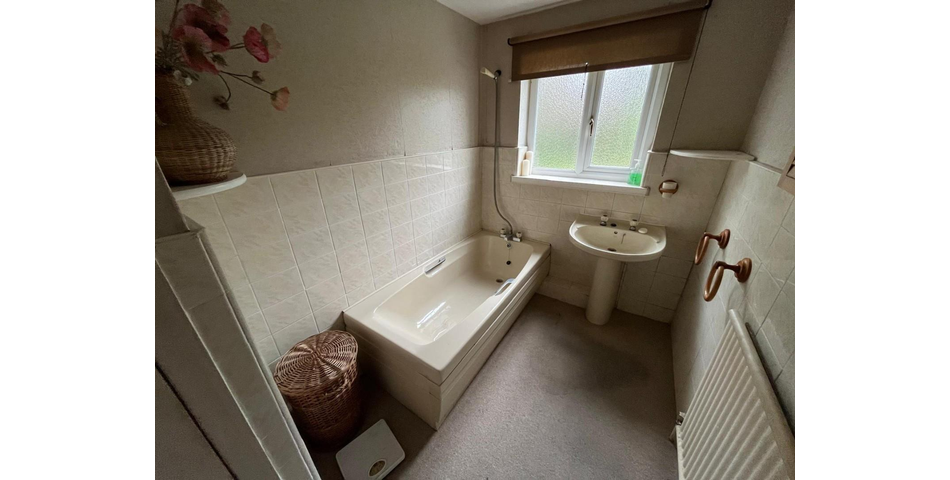 FOUR BEDROOM DETACHED HOUSE IN NEED OF MODERNISATION