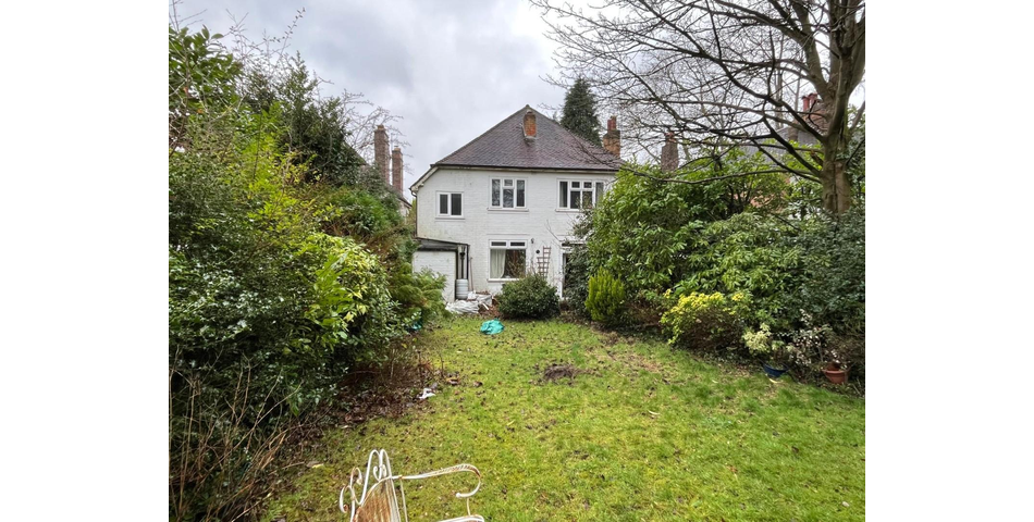 FOUR BEDROOM DETACHED HOUSE IN NEED OF MODERNISATION
