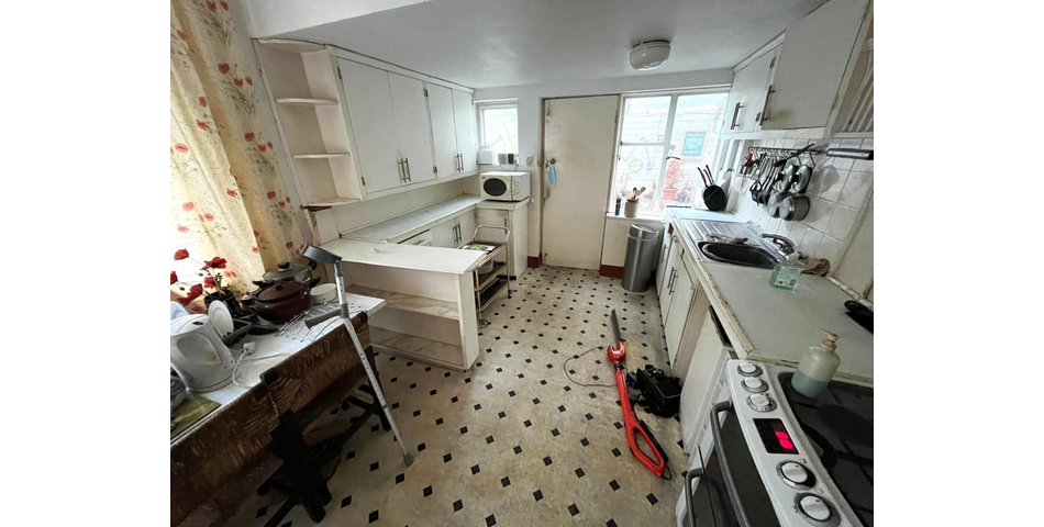 FOUR BEDROOM DETACHED HOUSE IN NEED OF MODERNISATION