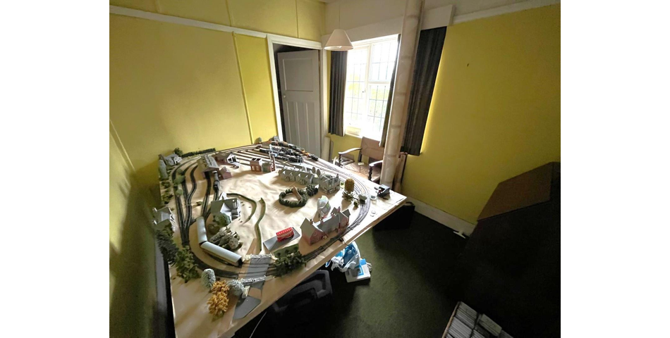 FOUR BEDROOM DETACHED HOUSE IN NEED OF MODERNISATION