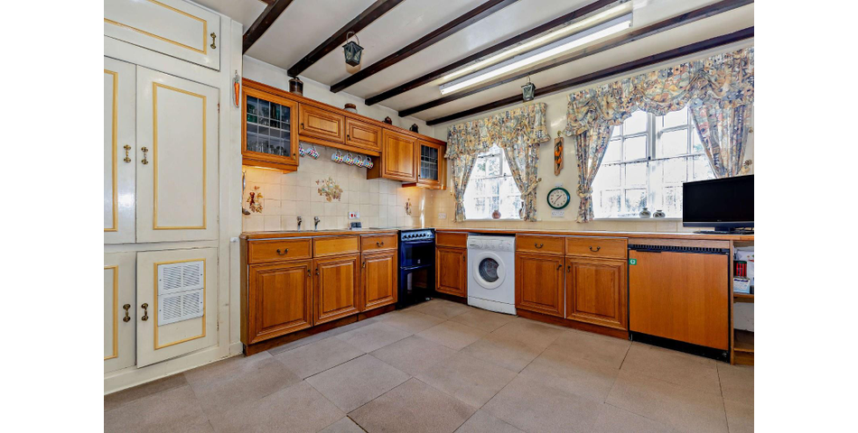 THREE BEDROOM DETACHED PROPERTY IN NEED OF MODERNISATION