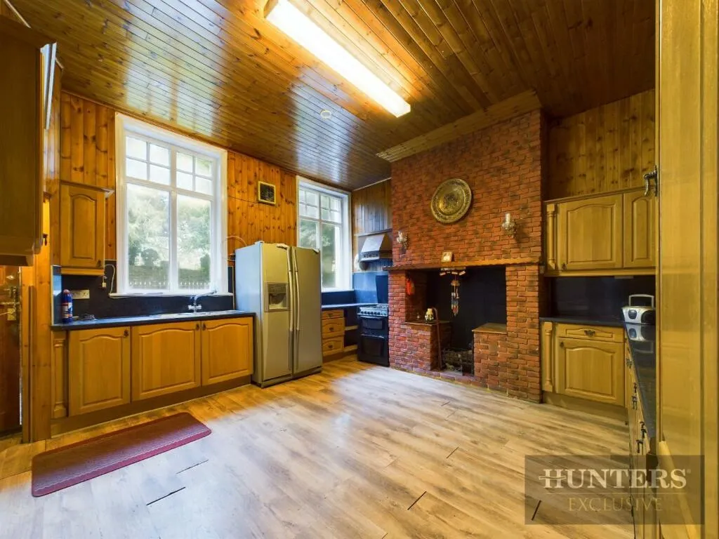5 bed Detached