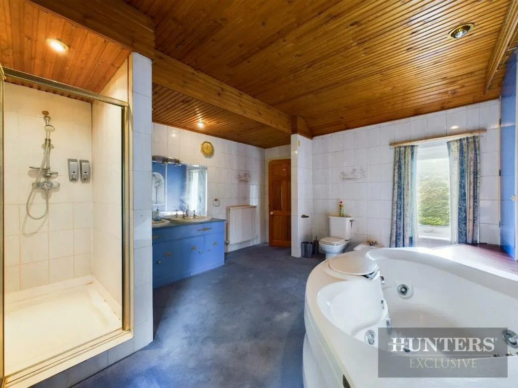 5 bed Detached
