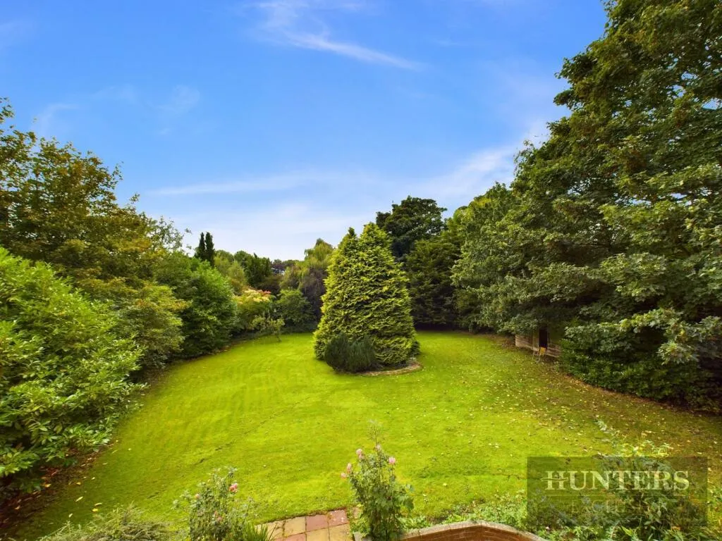 5 bed Detached