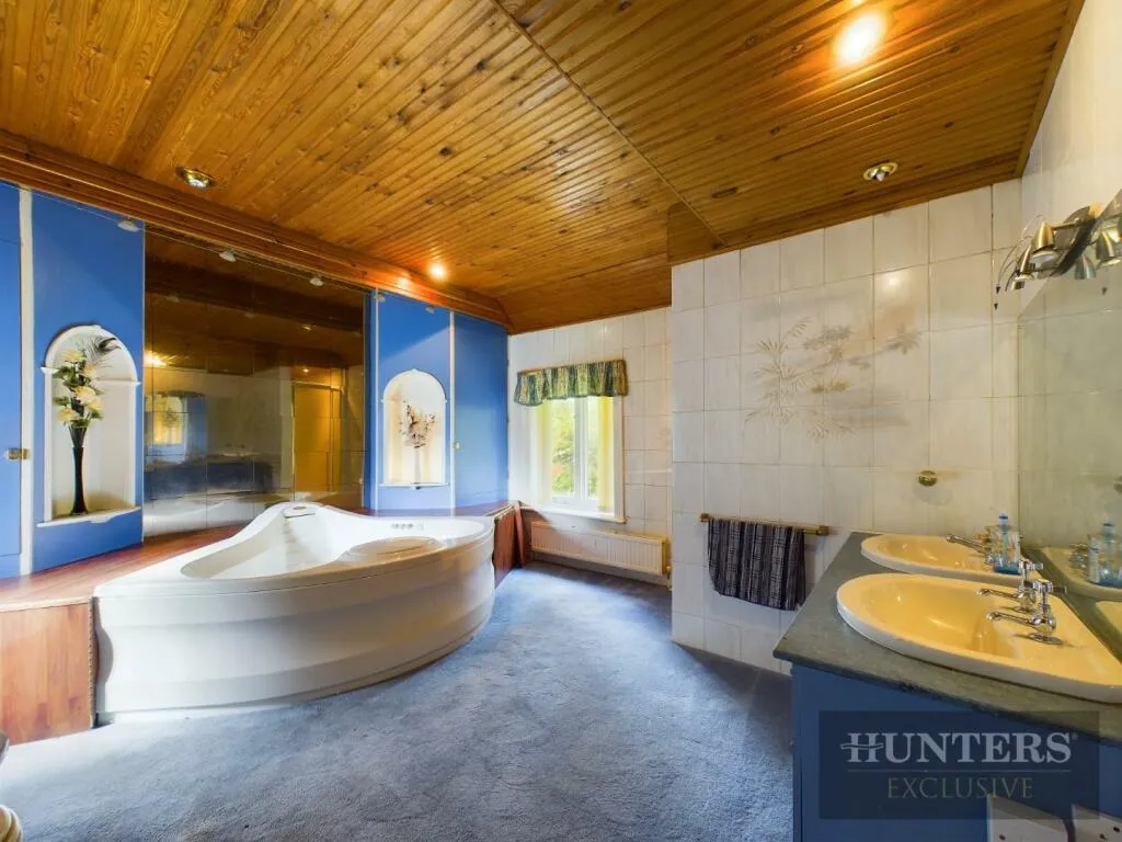 5 bed Detached