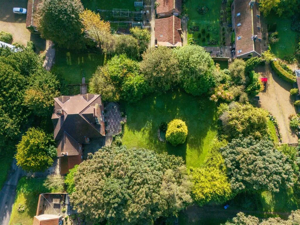 5 bed Detached