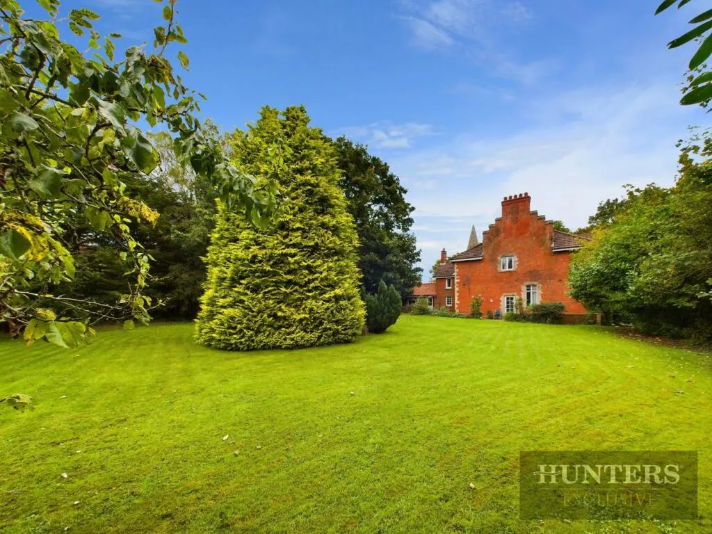 5 bed Detached