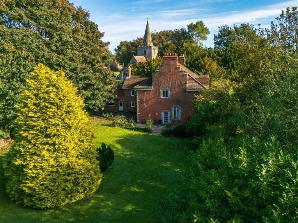5 bed Detached