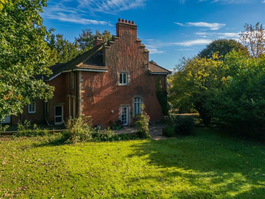 5 bed Detached