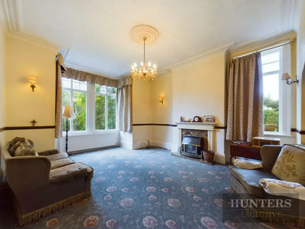 5 bed Detached