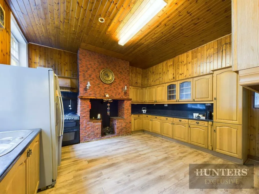 5 bed Detached