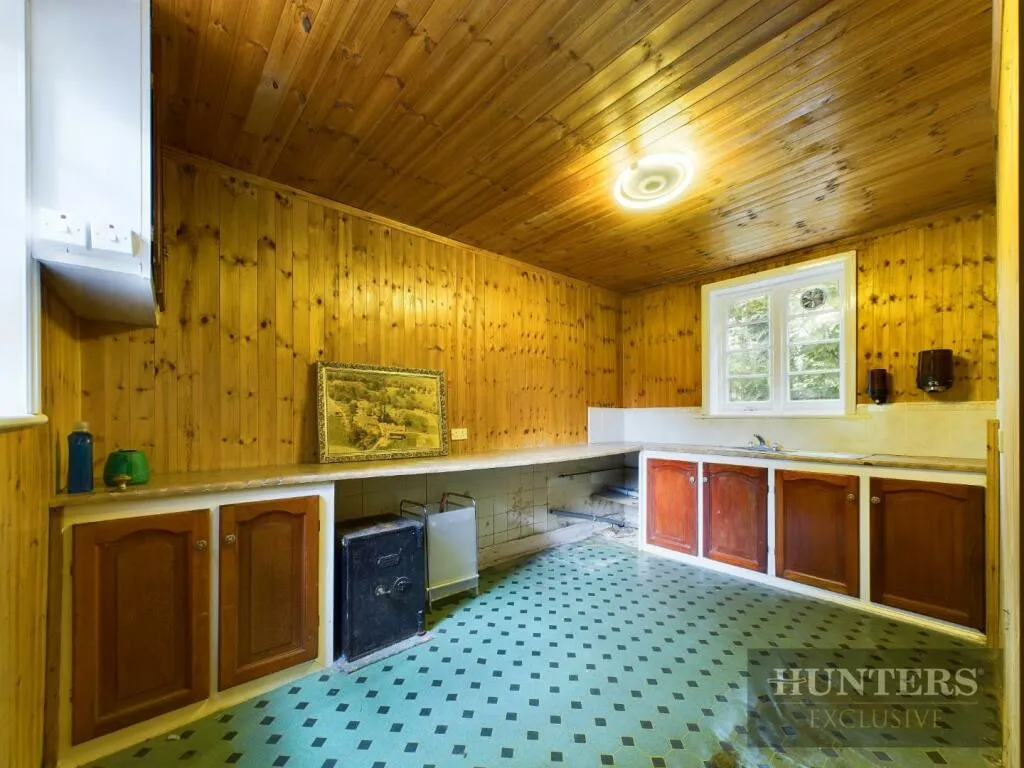 5 bed Detached