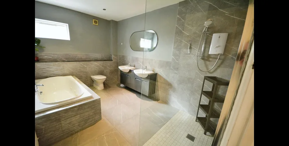 SIX BEDROOM, FOUR BATHROOM DETACHED PROPERTY