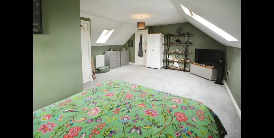SIX BEDROOM, FOUR BATHROOM DETACHED PROPERTY