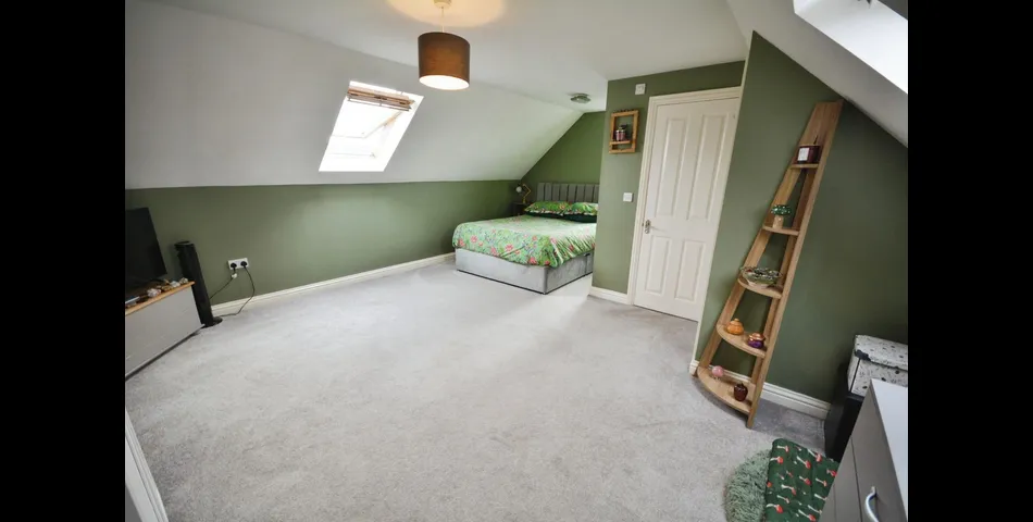 SIX BEDROOM, FOUR BATHROOM DETACHED PROPERTY