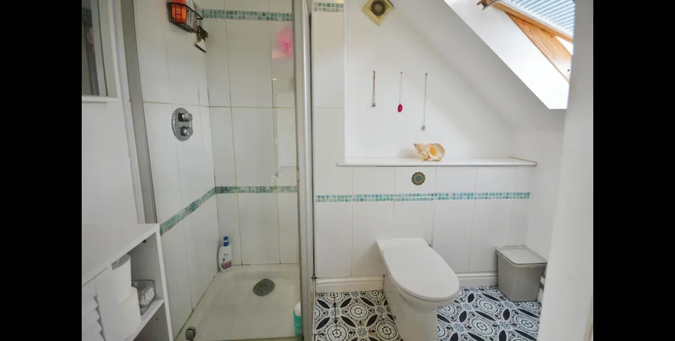 SIX BEDROOM, FOUR BATHROOM DETACHED PROPERTY