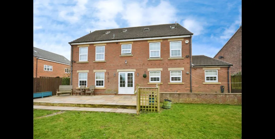SIX BEDROOM, FOUR BATHROOM DETACHED PROPERTY