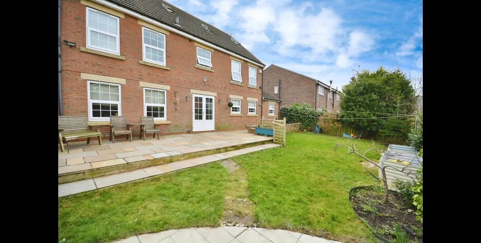 SIX BEDROOM, FOUR BATHROOM DETACHED PROPERTY