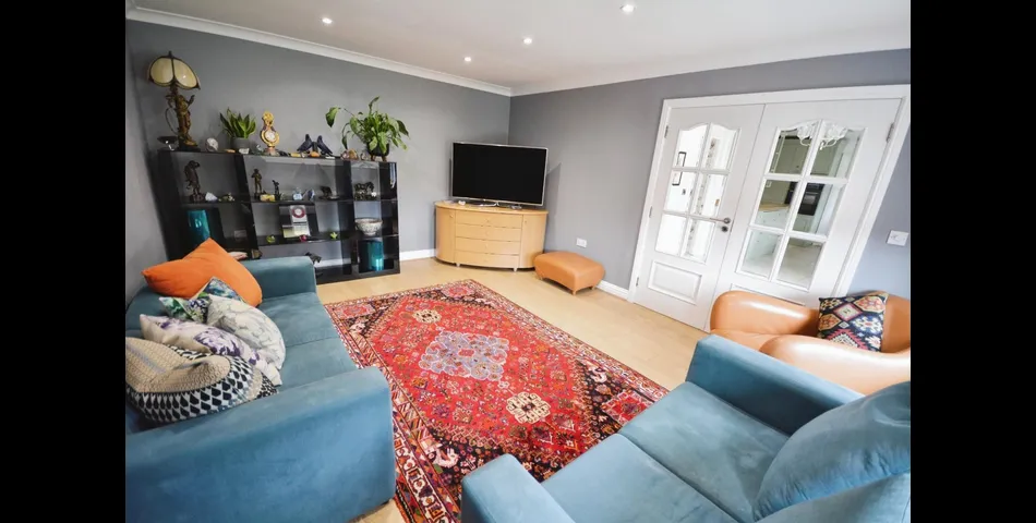 SIX BEDROOM, FOUR BATHROOM DETACHED PROPERTY