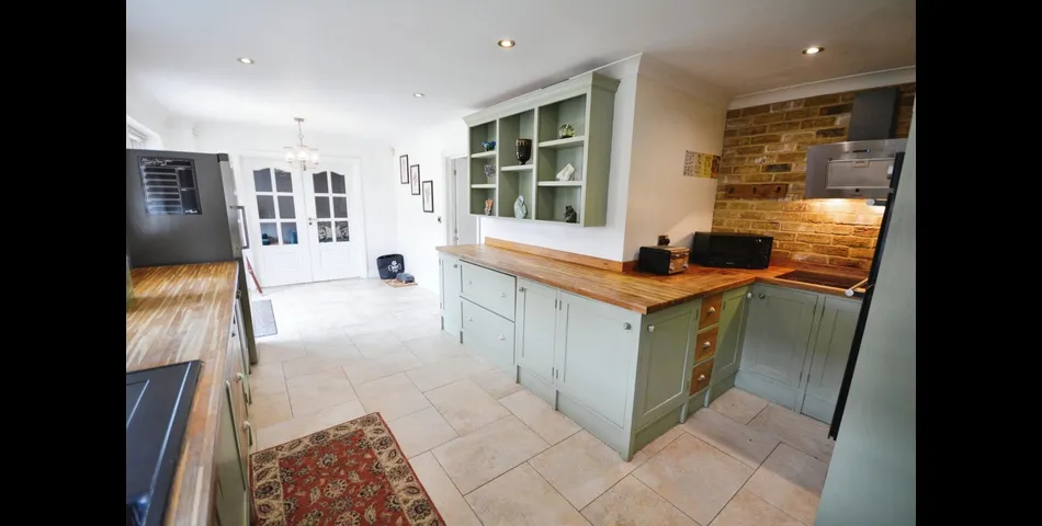 SIX BEDROOM, FOUR BATHROOM DETACHED PROPERTY
