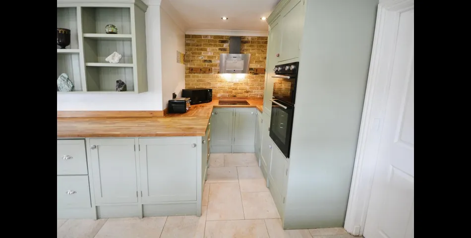 SIX BEDROOM, FOUR BATHROOM DETACHED PROPERTY
