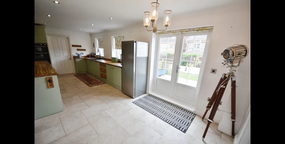 SIX BEDROOM, FOUR BATHROOM DETACHED PROPERTY