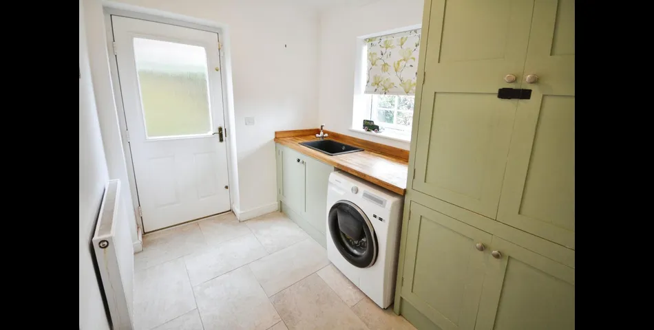 SIX BEDROOM, FOUR BATHROOM DETACHED PROPERTY