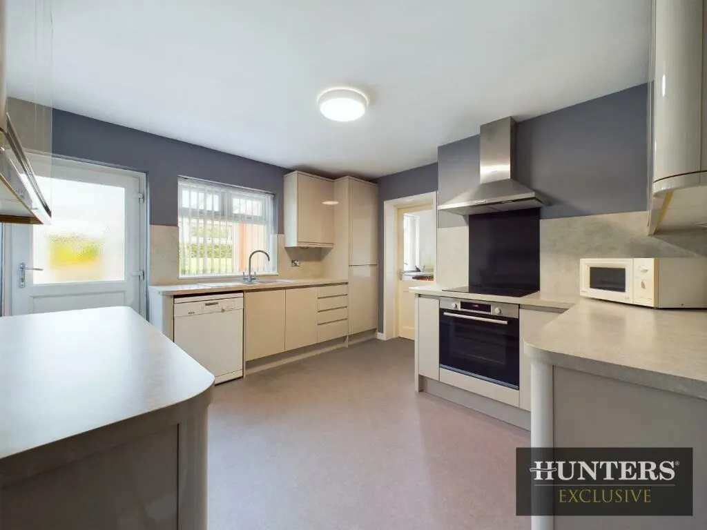 5 bed Detached Bungalow