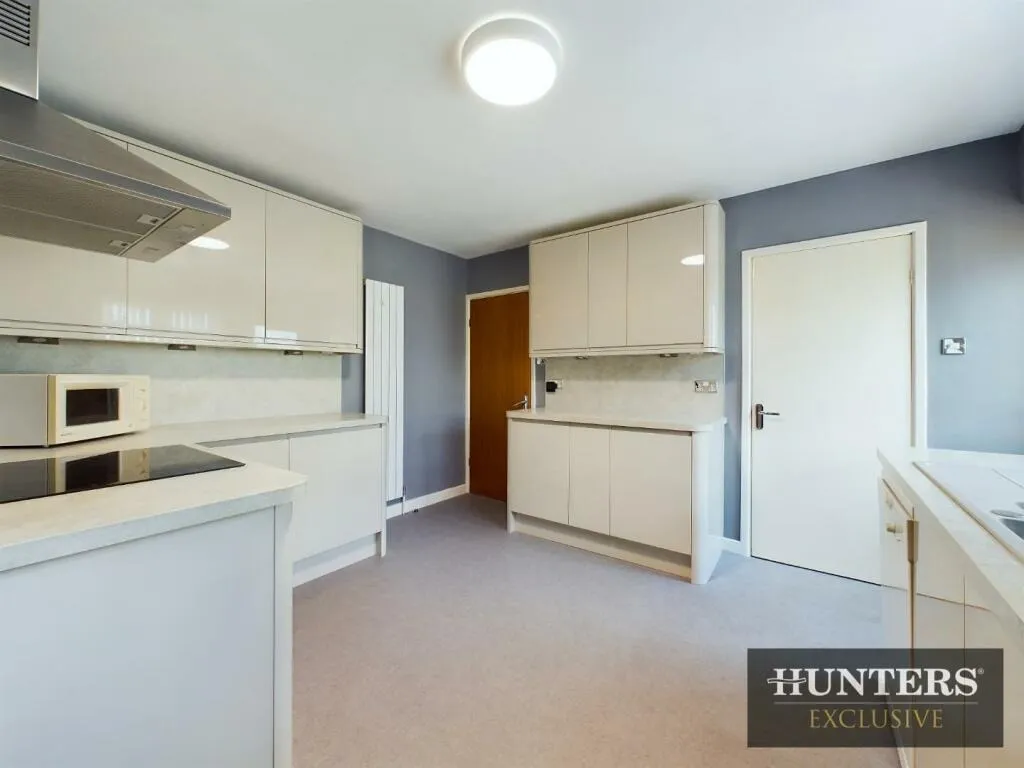 5 bed Detached Bungalow