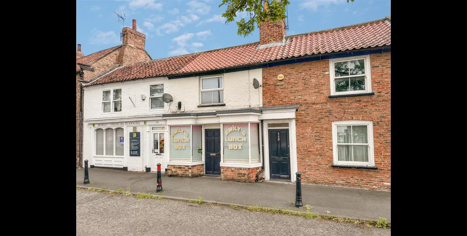 SHOP WITH ONE BEDROOM FLAT ABOVE