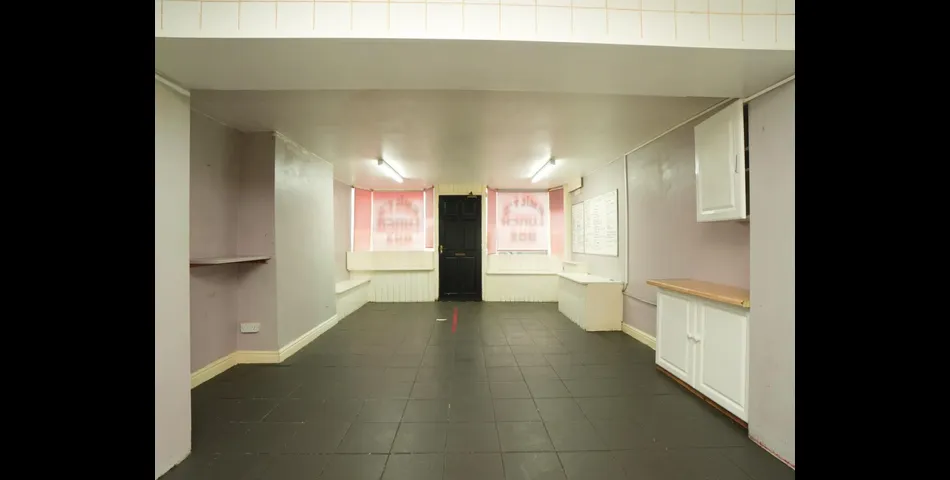 SHOP WITH ONE BEDROOM FLAT ABOVE
