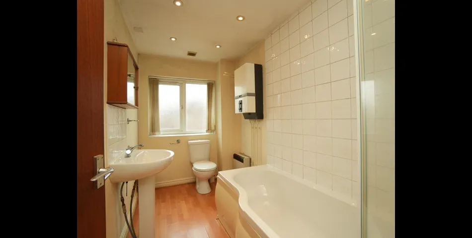 SHOP WITH ONE BEDROOM FLAT ABOVE