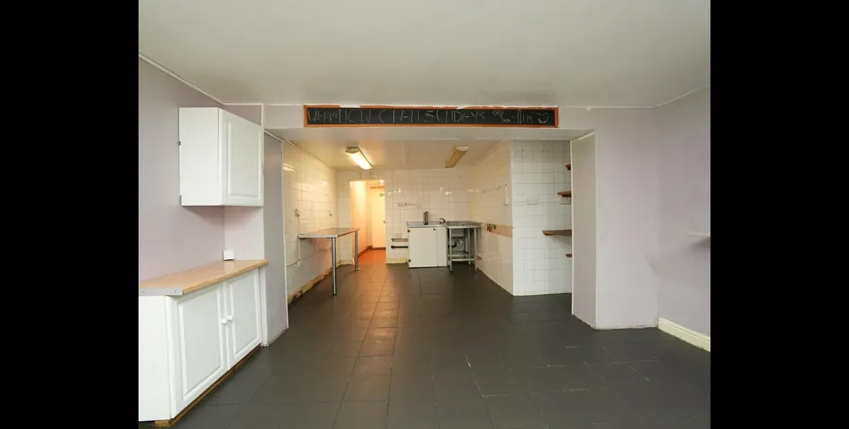 SHOP WITH ONE BEDROOM FLAT ABOVE