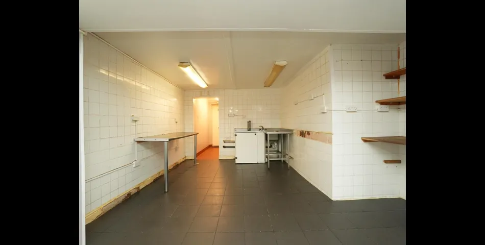 SHOP WITH ONE BEDROOM FLAT ABOVE