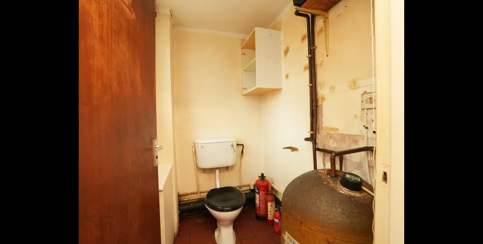 SHOP WITH ONE BEDROOM FLAT ABOVE