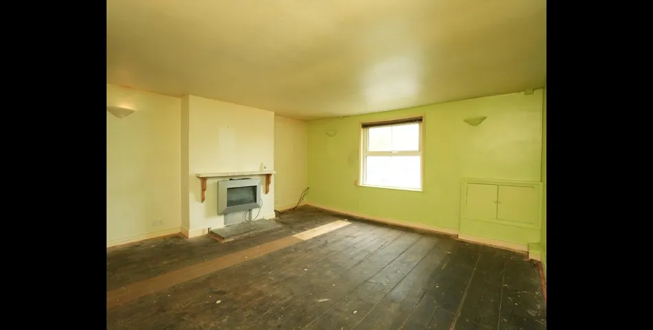 SHOP WITH ONE BEDROOM FLAT ABOVE