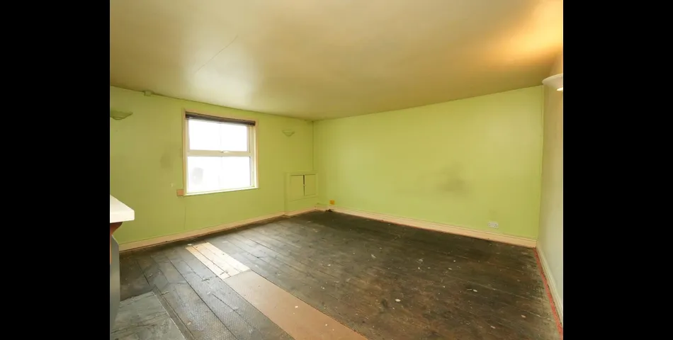 SHOP WITH ONE BEDROOM FLAT ABOVE
