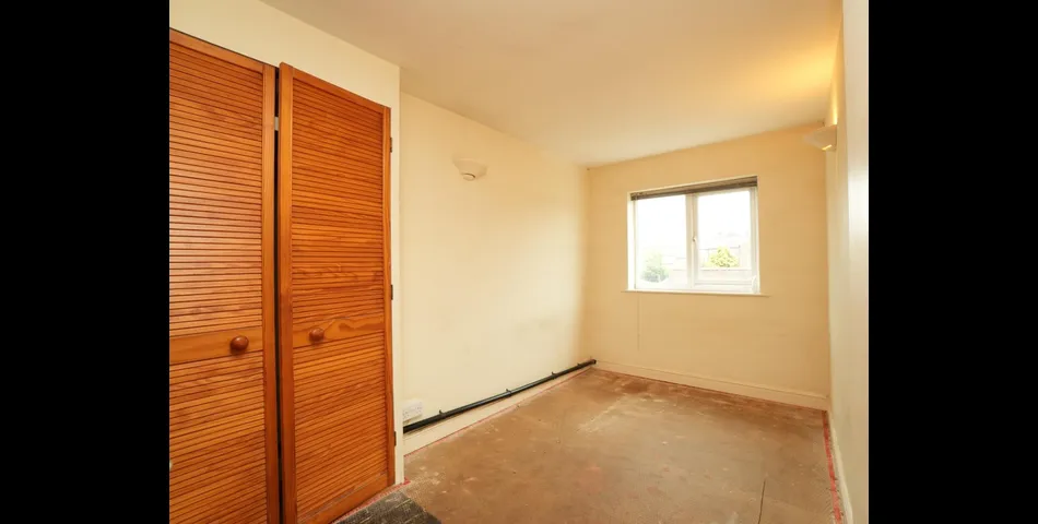 SHOP WITH ONE BEDROOM FLAT ABOVE