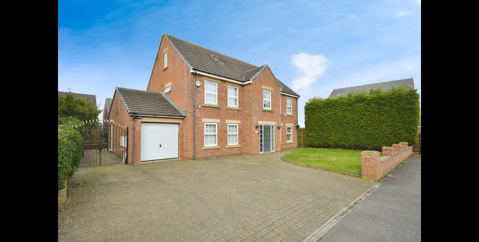 SIX BEDROOM, FOUR BATHROOM DETACHED PROPERTY