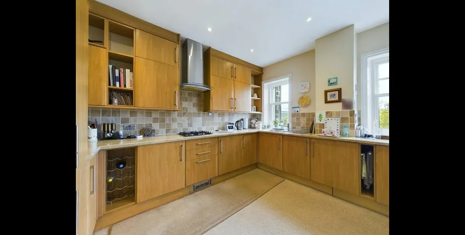 TWO BEDROOM GROUND FLOOR APARTMENT & GARAGE
