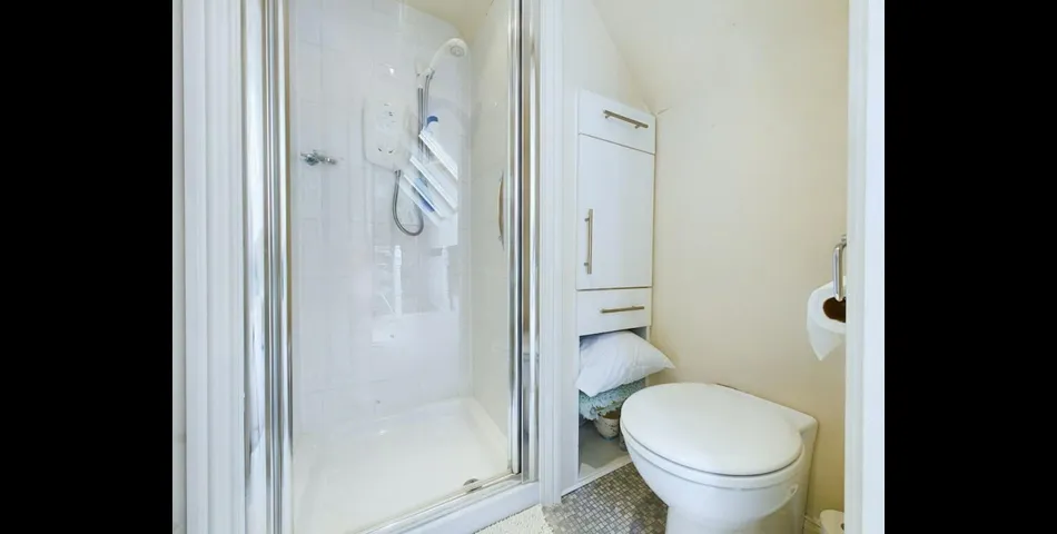 TWO BEDROOM GROUND FLOOR APARTMENT & GARAGE