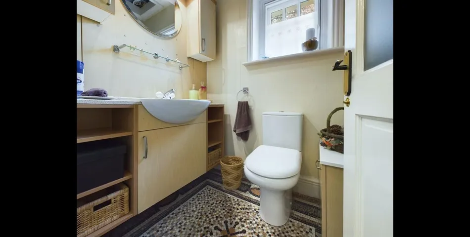 TWO BEDROOM GROUND FLOOR APARTMENT & GARAGE