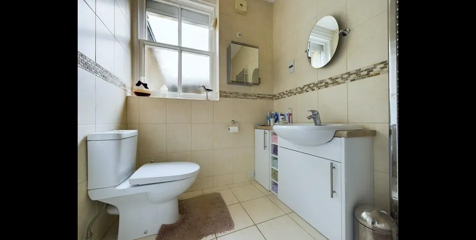 TWO BEDROOM GROUND FLOOR APARTMENT & GARAGE