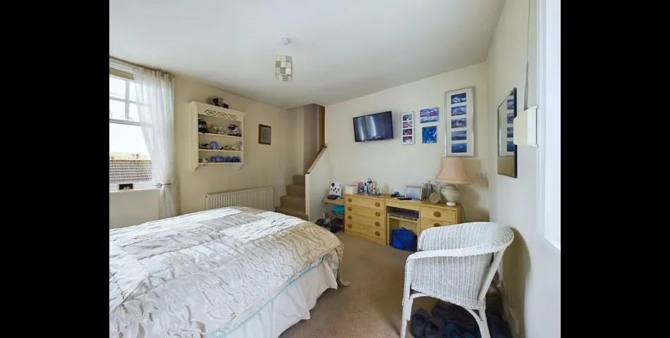 TWO BEDROOM GROUND FLOOR APARTMENT & GARAGE