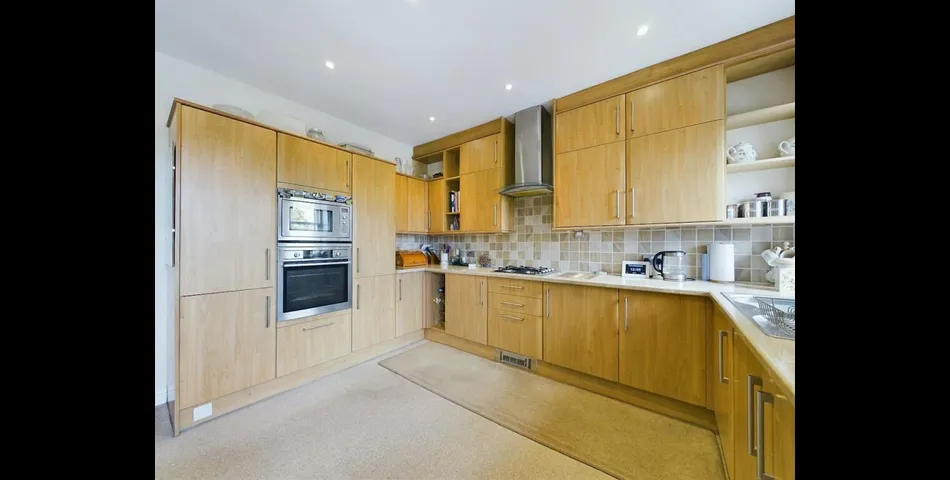 TWO BEDROOM GROUND FLOOR APARTMENT & GARAGE